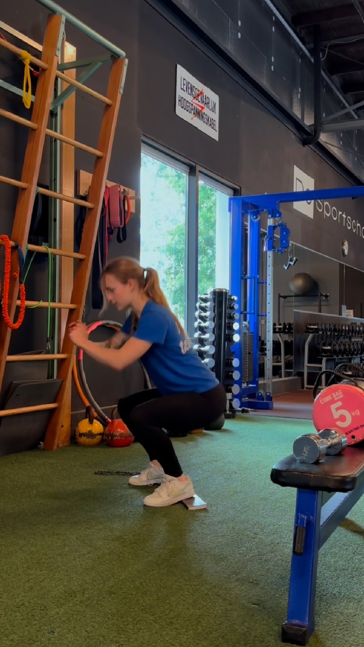 De squat is een populaire oefening om de benen te trainen. Dat is niet onterecht - de squat is namelijk erg effectief en kun je op heel veel verschillende uitvoeren. In bovenstaande video leggen wij je uit hoe wij de squat regelmatig aanleren aan leden die nog niet eerder gesquat hebben.

#desportschool #altijdbegeleiding #emmen #krachttraining #squats