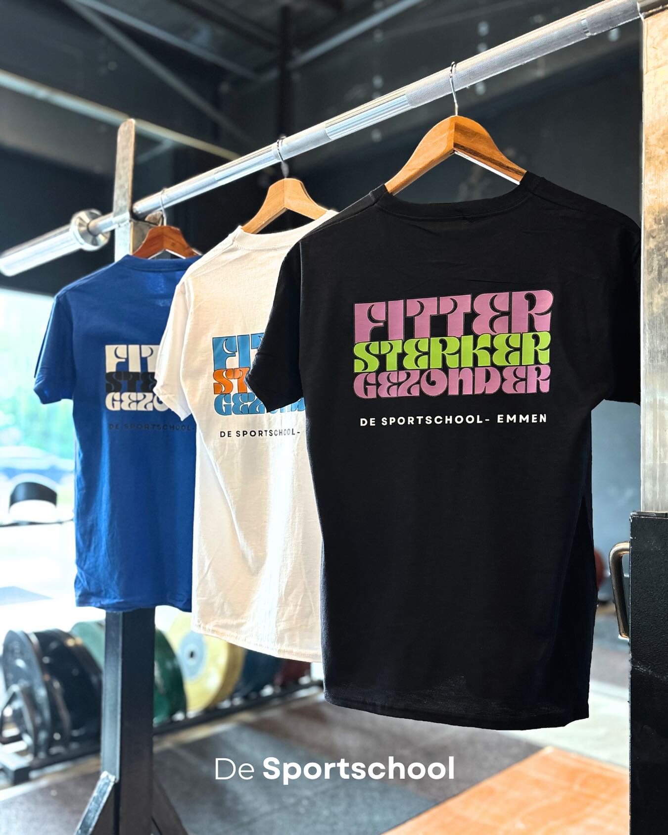 Een frisse look met de nieuwe kleurrijke shirts van De Sportschool. Vanzelfsprekend met onze welbekende slogan: FITTER, STERKER, GEZONDER. 

Ook zo’n vet shirtje scoren? Wanneer jij een nieuw lid aanbrengt krijg je deze van ons cadeau. Daarnaast zijn ze ook verkrijgbaar voor €15 bij de balie.

#desportschool #emmen #altijdbegeleiding #fitness #krachttraining