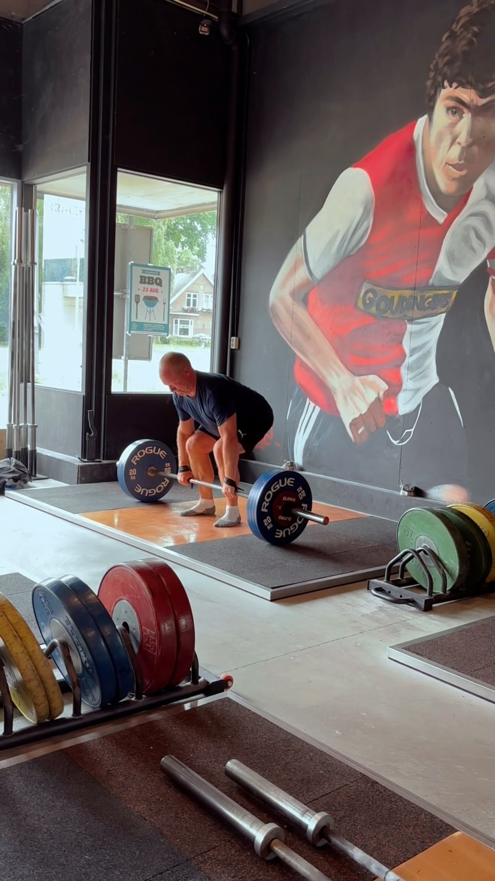 Samen met familieleden sporten? Elkaar stimuleren en motiveren om het
beste uit het sporten te halen? Gezamenlijk werken aan jullie doelen?

Dat stimuleren en belonen wij bij De Sportschool! Familieleden
woonachtig op hetzelfde adres sporten voor €85 per maand onbeperkt bij
De Sportschool. Je kunt maximaal 2 ouders en 2 kinderen op dit
abonnement plaatsen.

Arie en zijn zoon Rik sporten regelmatig samen. Tijdens deze training
tilden beiden een deadlift PR van maar liefst 185 kg.

Zien we jullie snel?

#emmen #desportschool #altijdbegeleiding