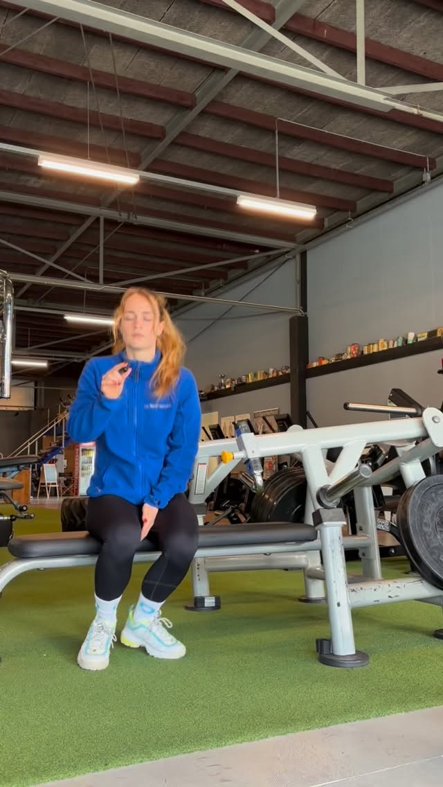 Een populaire oefening in De Sportschool: de liggende ofwel supine chest press. Door de naar elkaar toe bewegende armen een oefening waarbij we de borstspieren onderin flink op rekken kunnen brengen, en we ze bovenin goed kunnen verkorten. Janneke legt in bovenstaande video uit waar jij op moet letten wanneer je deze oefening doet. 

#emmen #desportschool #altijdbegeleiding #krachttraining #fitness