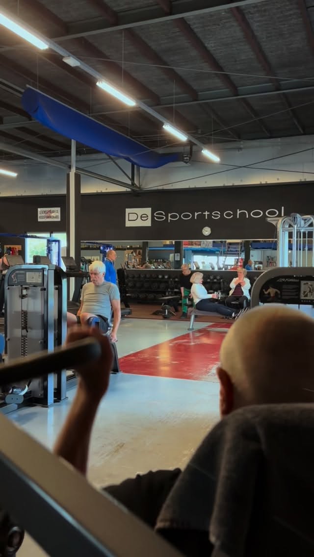 Circuittraining bij De Sportschool - elke ochtend van 9:30 tot 10:00 met een gezellige groep sporters. Een effectieve, snelle en laagdrempelige training waar iedereen op eigen niveau aan mee kan doen.

De groep sluit altijd af met een kop koffie (of thee). ☕️ 
Kom je binnenkort eens mee sporten?

#emmen #desportschool #altijdbegeleiding #krachttraining #krachttraining #seniorenfitness