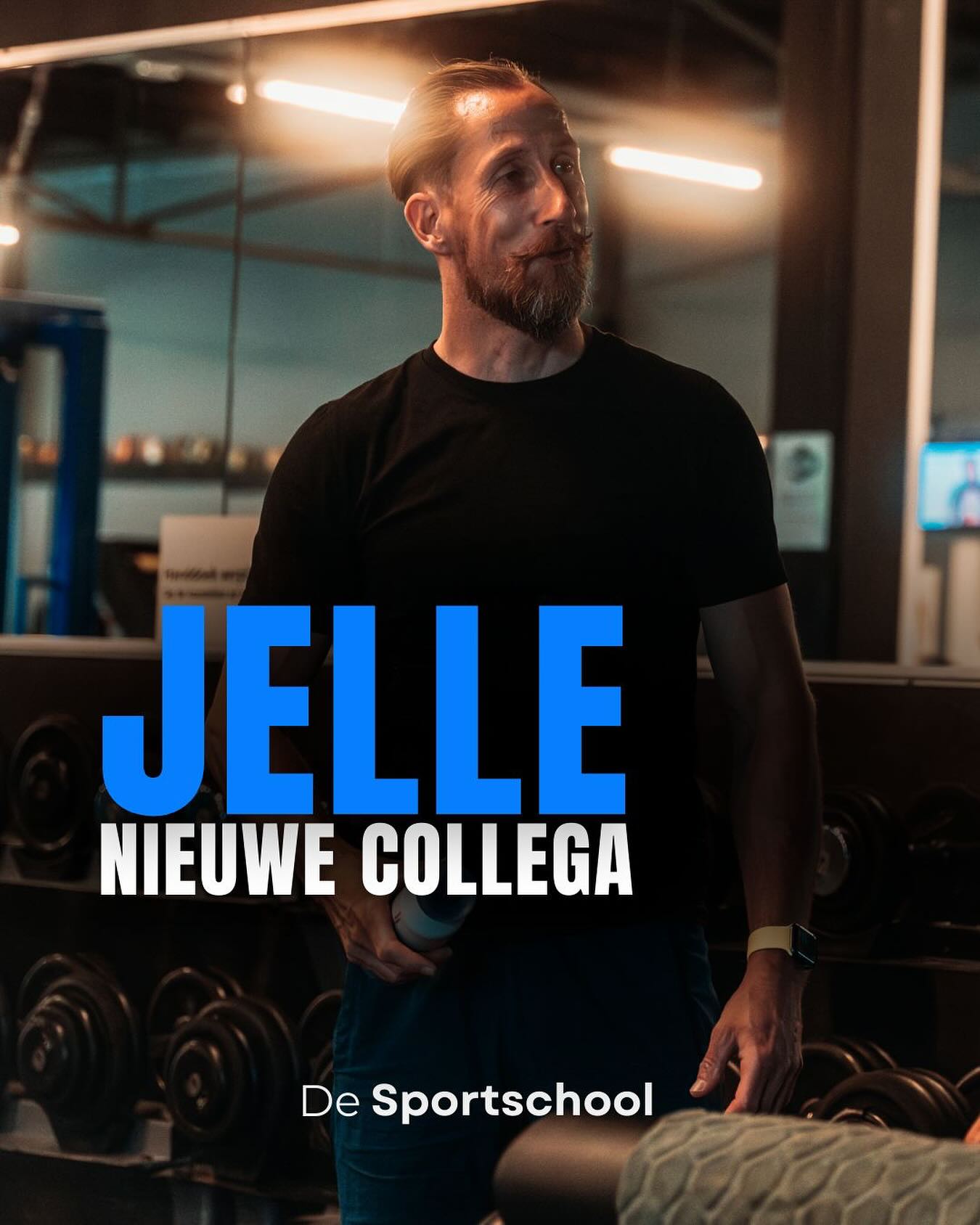 Tijdens de avonduren en in de weekenden is Jelle al langer een bekend gezicht voor vele sporters. 
Hij is altijd in voor een praatje of om even te helpen.
Dat doet Jelle nu nog steeds maar nu ook met een tenue van De Sportschool aan. 
Mocht je hem treffen tijdens een van zijn diensten, wandel dan vooral eens langs voor een praatje of met jouw trainingsvragen!

Jelle komt ons team versterken tijdens de avonduren en in de weekenden.

N.B. we zoeken nog één collega wegens uitbreiding van ons team. 
Iets voor jou???