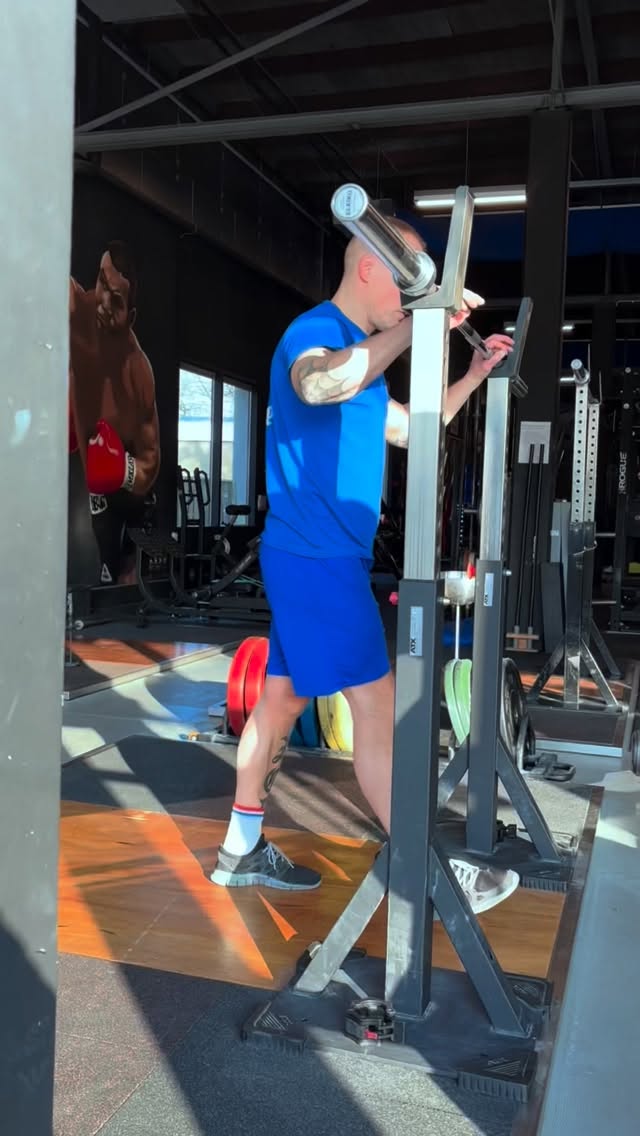 De overhead press is een oefening waarbij we onder andere de schouders trainen. In deze video leggen we uit waar je op moet letten bij de uitvoering. Wanneer ga jij hem proberen?

#altijdbegeleiding #desportschool #fitness