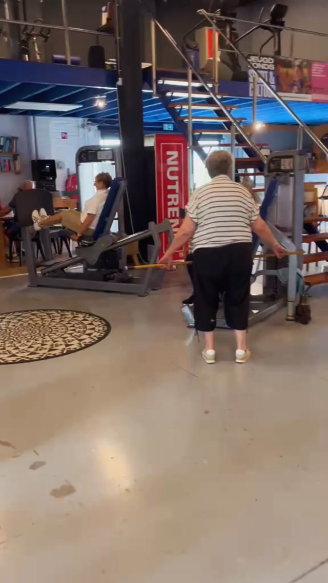 De beste start van je dag? Samen in beweging komen! Tijdens onze circuittraining sport je samen, kun je tussendoor gezellig bijkletsen en sluit je af met een voldaan gevoel én een kop koffie (of thee). 

Sport jij binnenkort eens met ons mee?

#desportschool #emmen #altijdbegeleiding #seniorenfitness
