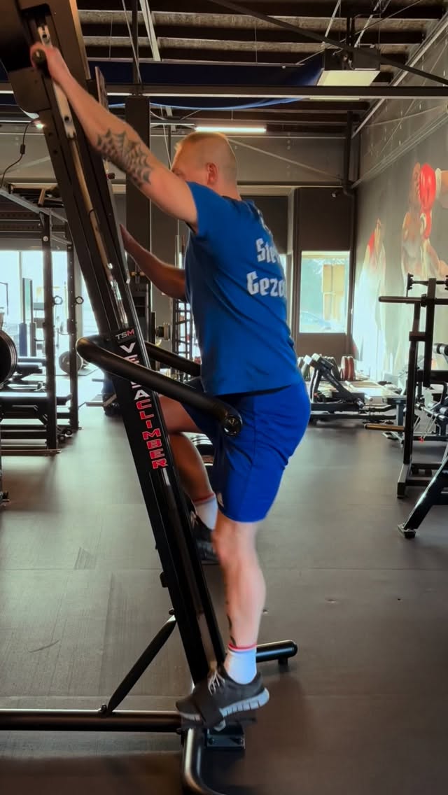 Een flinke uitdaging: de VersaClimber. Heb jij hem al eens geprobeerd?

#emmen #desportschool #altijdbegeleiding #cardio #krachttraining
