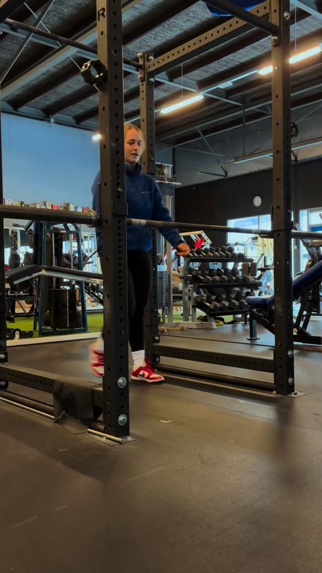 De push up: een populaire oefening onder de krachtsporters. Toch is het ook best een lastige oefening om aan te leren, omdat je direct je eigen lichaamsgewicht moet opdrukken. Gelukkig is daar een oplossing voor!

Wanneer ga jij hem proberen?

#desportschool #emmen #altijdbegeleiding