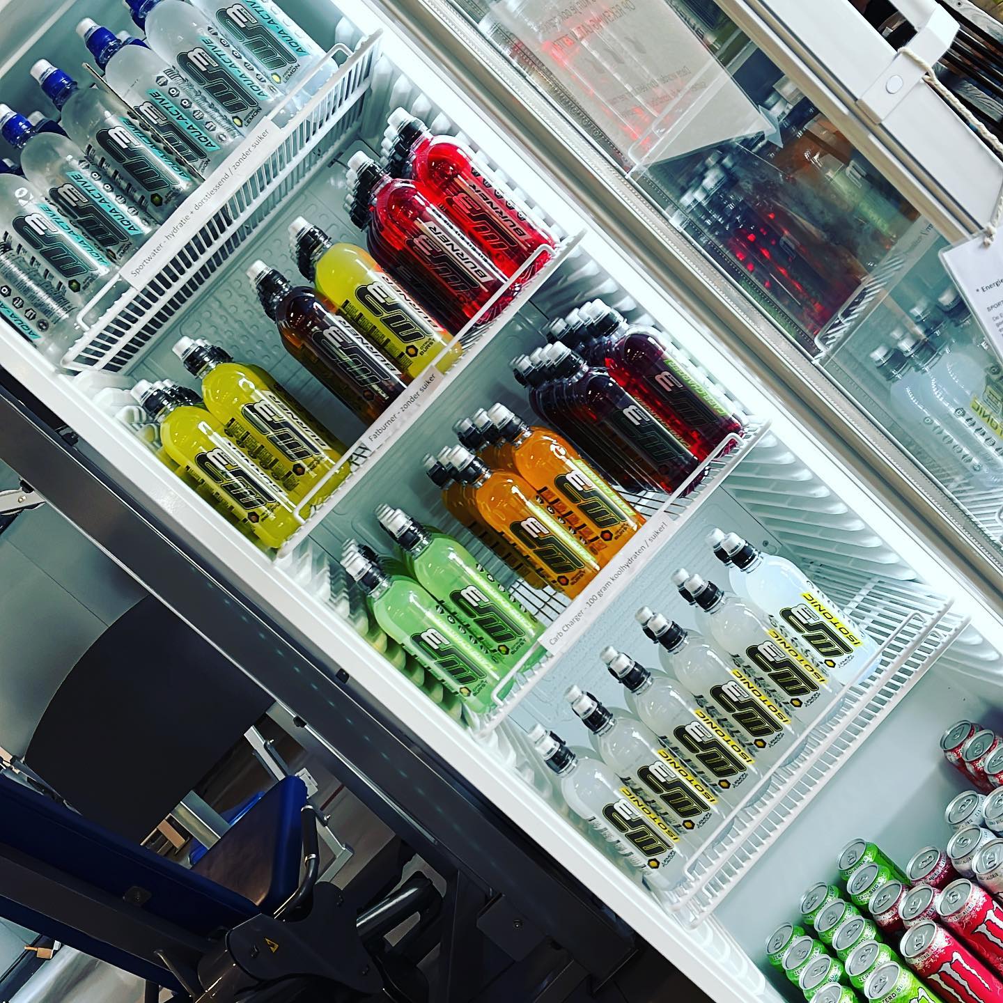 De koelkast zit weer vol met jullie favoriete #sportdrankjes #burners #carbs #isotonic #Monster bij De #Sportschool in #Emmen!