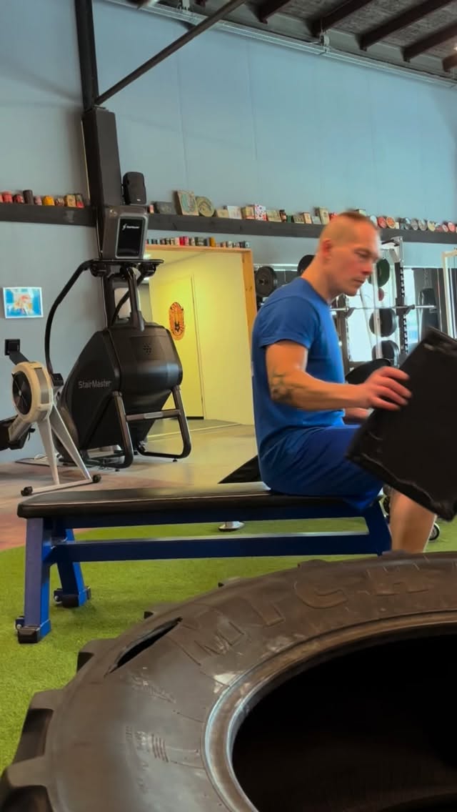 Buikspieren trainen? In bovenstaande video laten wij je zien hoe jij er voor zorgt dat je hier het maximale uithaalt. Twijfel je over je uitvoering? Vraag dan gerust een van de trainers om hulp!

#desportschool #buikspieren #emmen #krachttraining