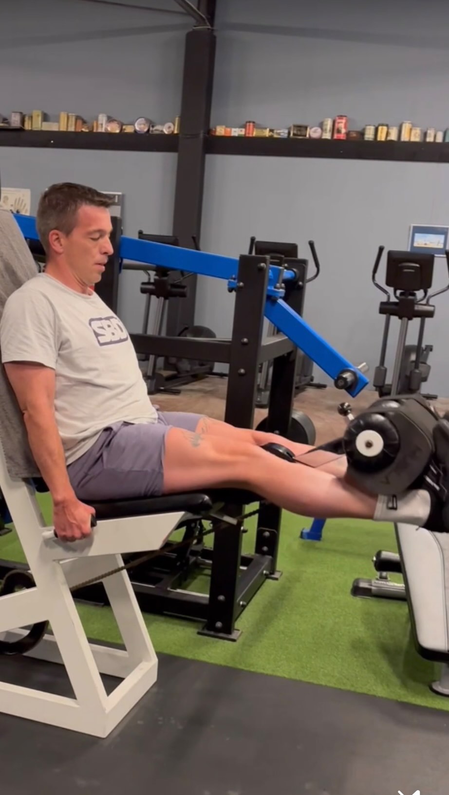 Haal nu nog meer uit je leg extensie met de nieuwe leg extensie pad! Deze pad van foam maak je om de onderste rollers op de enkels vast zodat je een grotere beweging kunt maken. 

Heb jij hem al geprobeerd?

#desportschool #altijdbegeleiding #fitness #emmen #krachttraining #legextensie