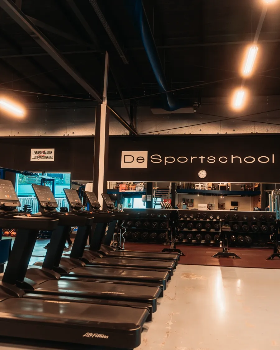 Rij loopbanden in de trainingszaal, waar je traint met een personal trainer in Emmen